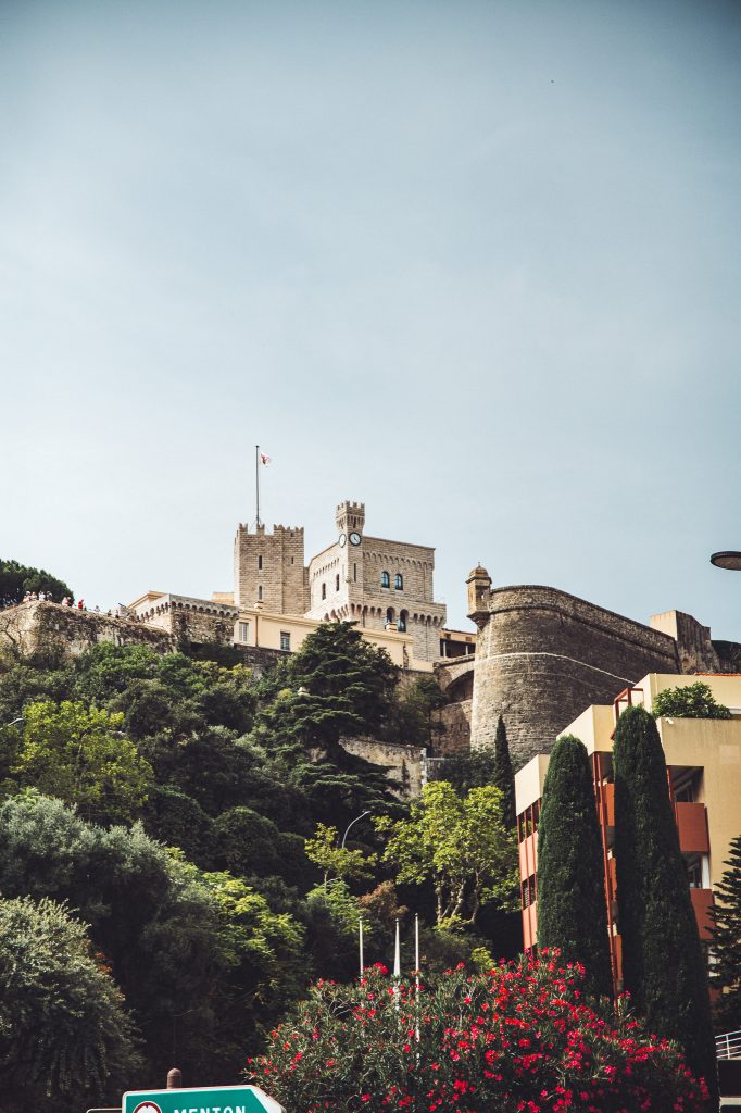 Blick auf den Fürstenpalast von Monaco auf dem Felsen von Monaco-Ville