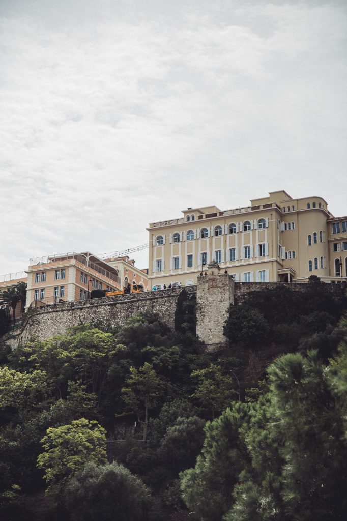 Helle Gebäude und alte Mauern auf dem Felsen von Monaco-Ville